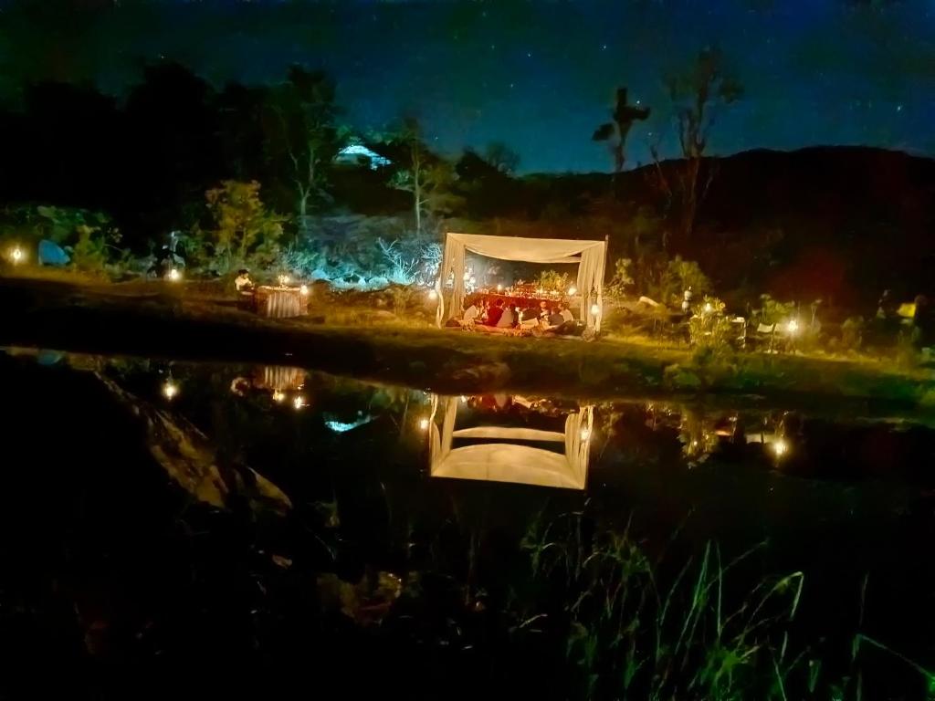 贡珀尔格尔The Jungle Lust的夜晚水体边的帐篷