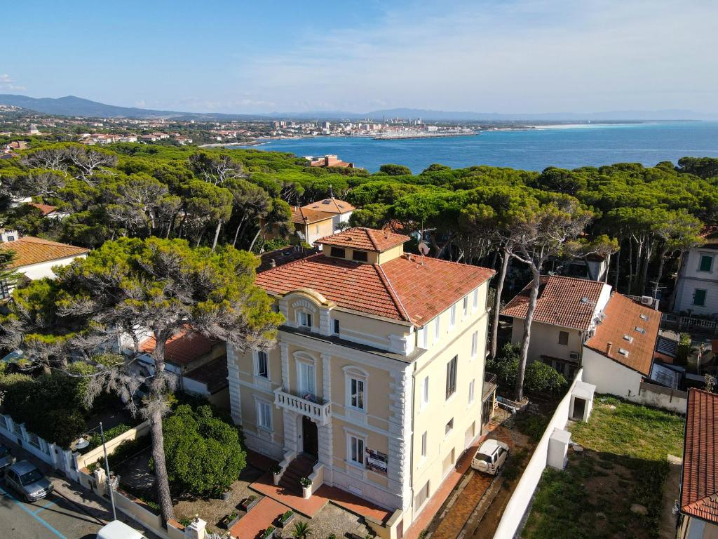 卡斯蒂利翁切洛Villa San Domenico的背景中海洋的房屋的空中景观
