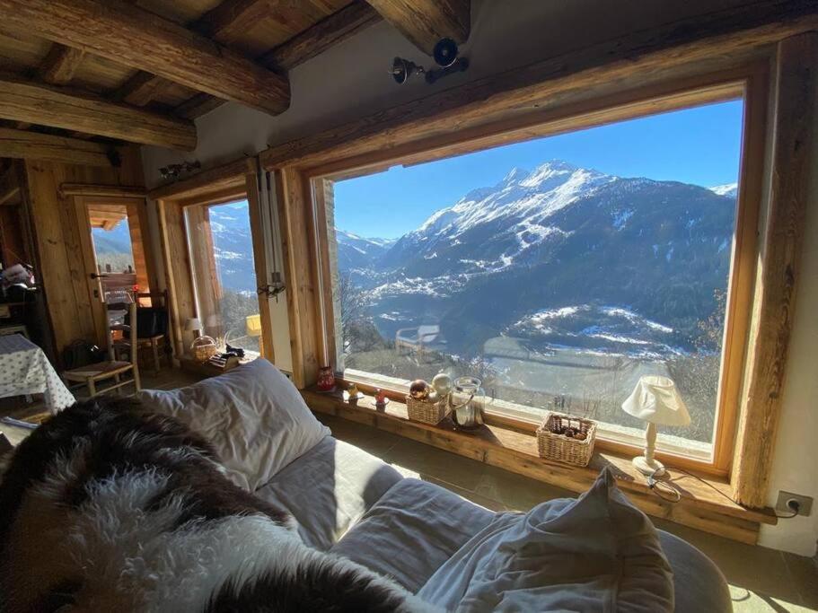 蒙特瓦勒赞La Rosière Magnifique chalet savoyard 160 m2 T5的客房设有山景大窗户。