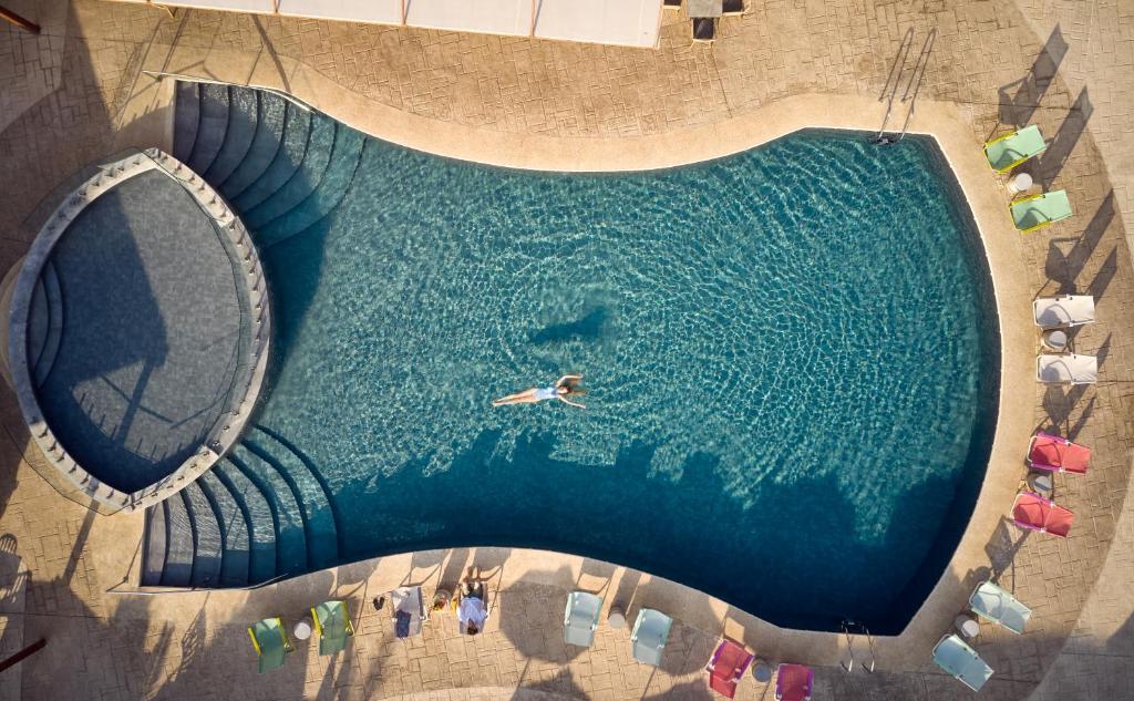 卡拉马孔Marelen Hotel Zakynthos的游泳池游泳者上方的景致