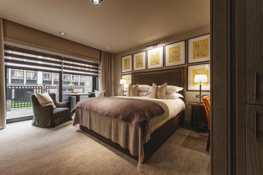 利兹利兹达科他酒店的一间卧室设有一张大床和一个大窗户