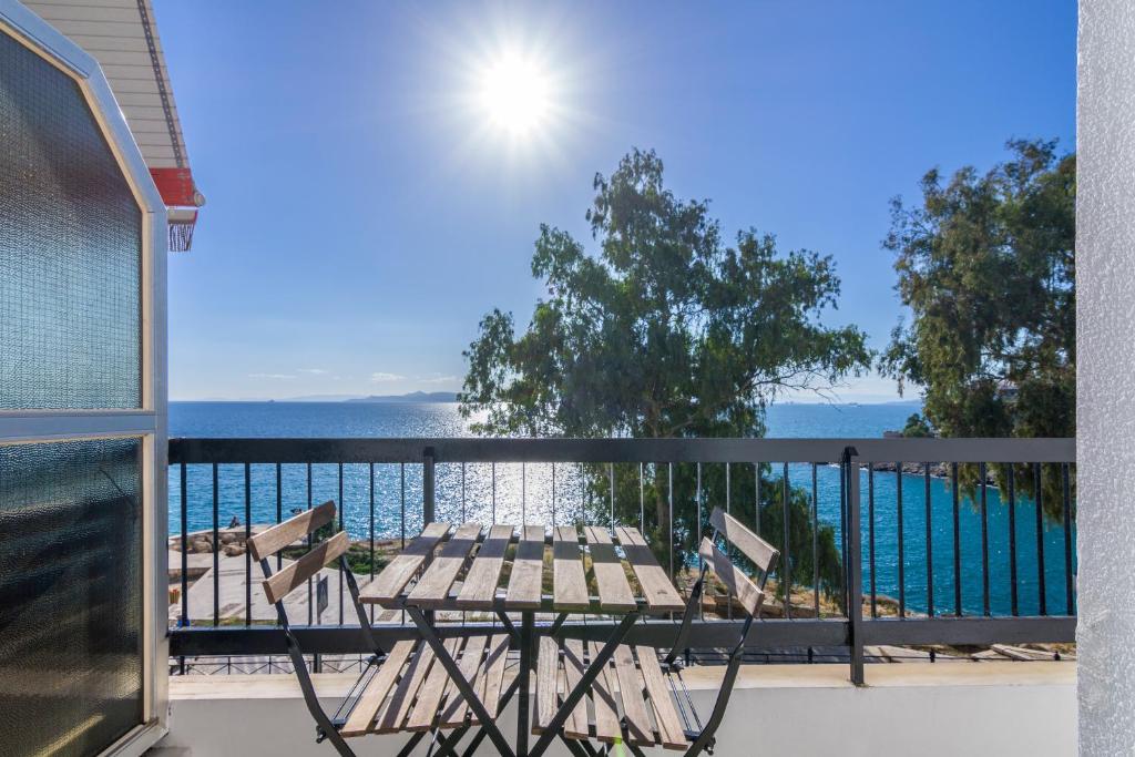 比雷埃夫斯Seafront Apartment in Piraeus的一个带桌椅的海景阳台