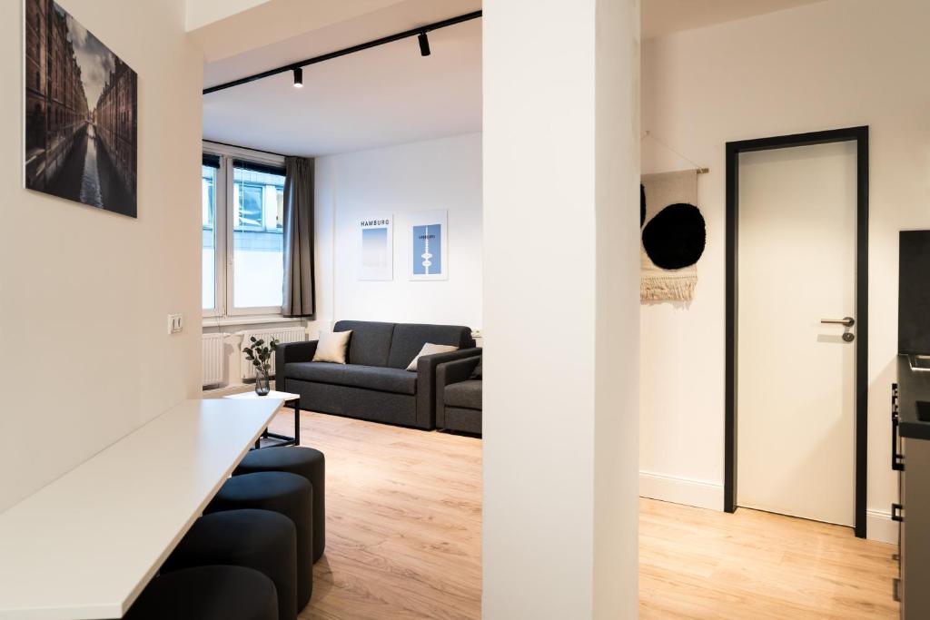 汉堡Homaris Apartments Hamburg Altona的客厅配有沙发和桌子