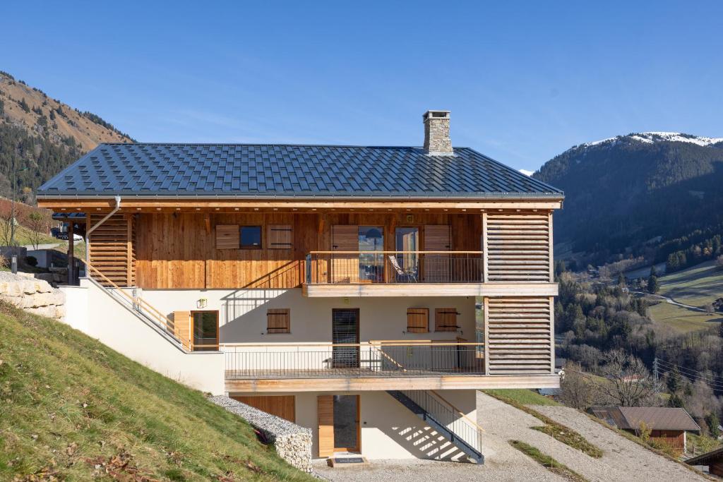 欧特吕斯Chalet Les Galetas du Mont Blanc的山边的房子