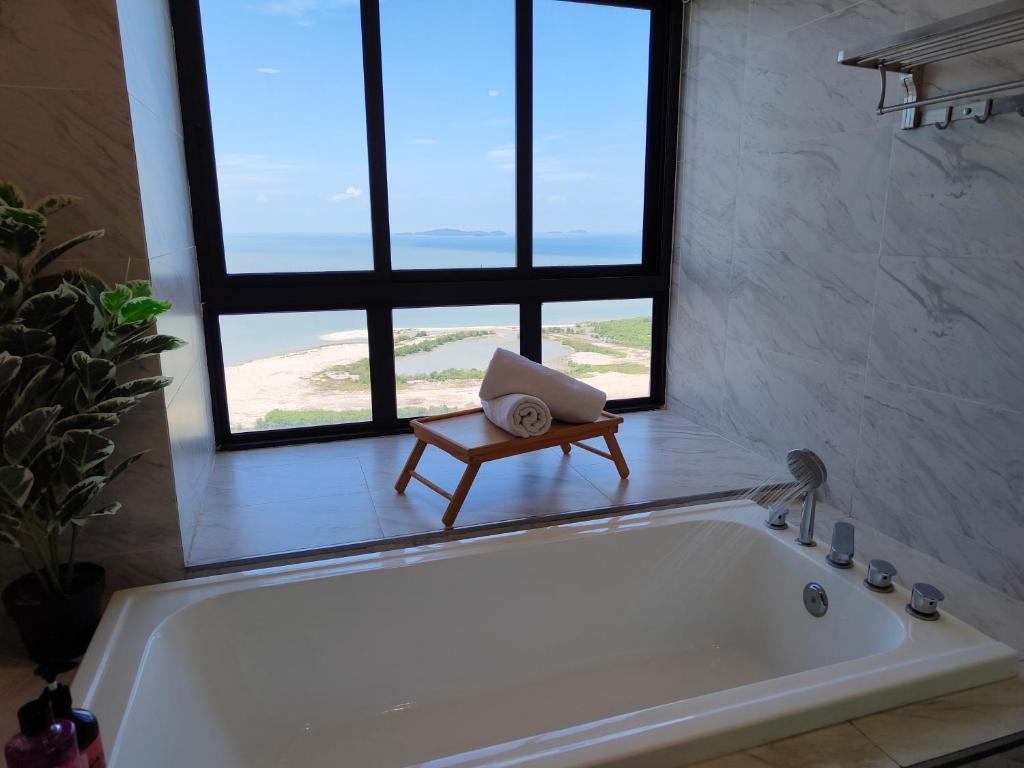 马六甲Imperio Homestay Private Bathtub-FreeParking & Wifi的带浴缸的浴室和窗户