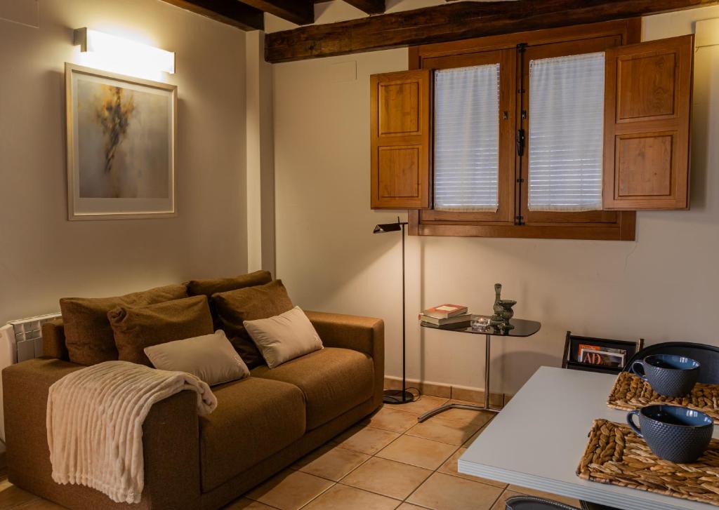 埃尔瓦厄尔罗梅罗公寓的客厅配有沙发和桌子