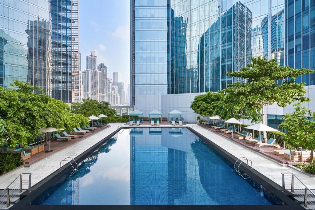 迪拜Anantara Downtown Dubai的一座位于城市的游泳池,有高大的建筑