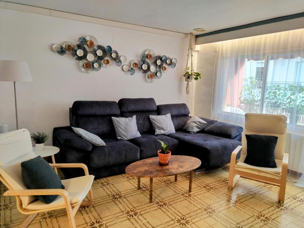 帕拉莫斯Spacious family flat centrally located.的客厅配有蓝色的沙发和椅子