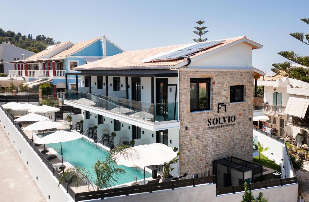 雷夫卡达镇Solvio Boutique Hotel & Spa的享有带游泳池的度假村的空中景致