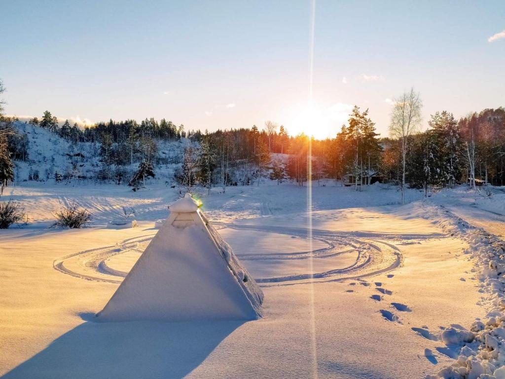 格里姆斯塔Holiday home Grimstad的雪地滑板坡道