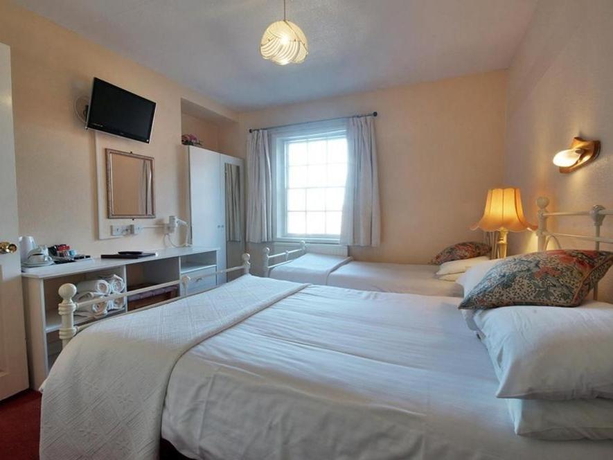 约克Diamonds Inn的一间卧室设有两张床和窗户。
