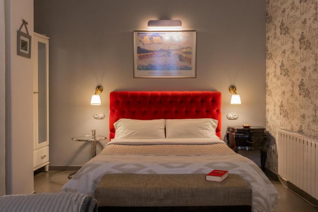 埃尔瓦Luna的卧室里一张红色床头的床