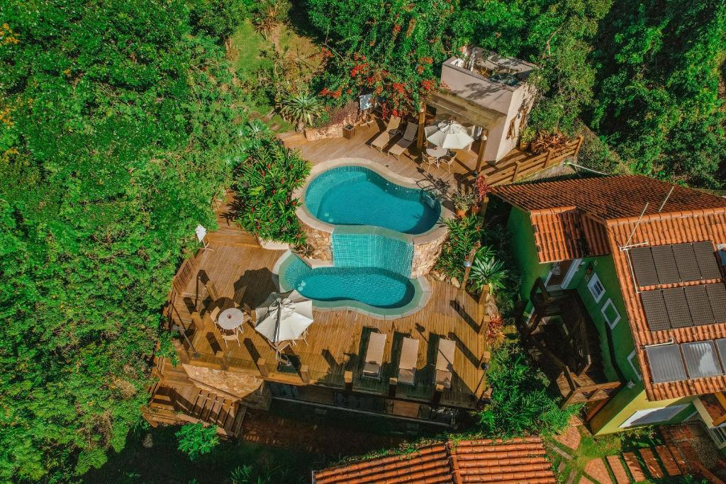 邦比尼亚斯Pousada Vila do Bosque的房屋前游泳池的顶部景色