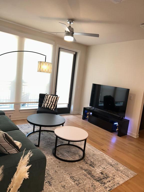 休斯顿Luxe Mid-Downtown apartment的带沙发和电视的客厅