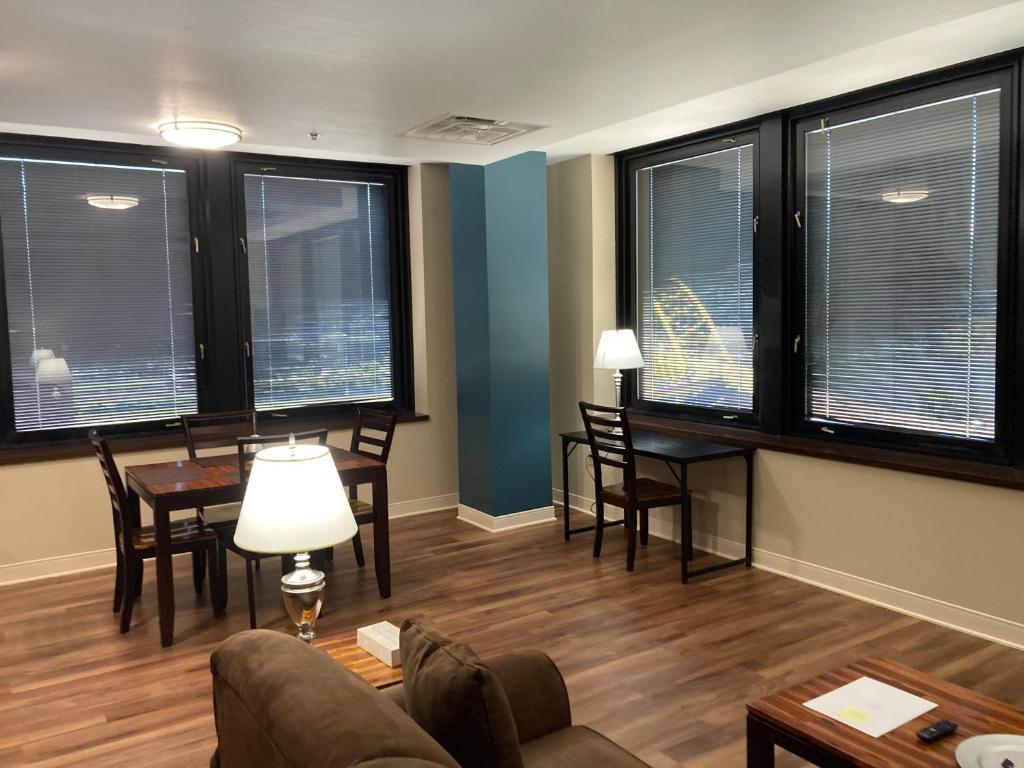 匹兹堡River View的带沙发、桌子和窗户的客厅