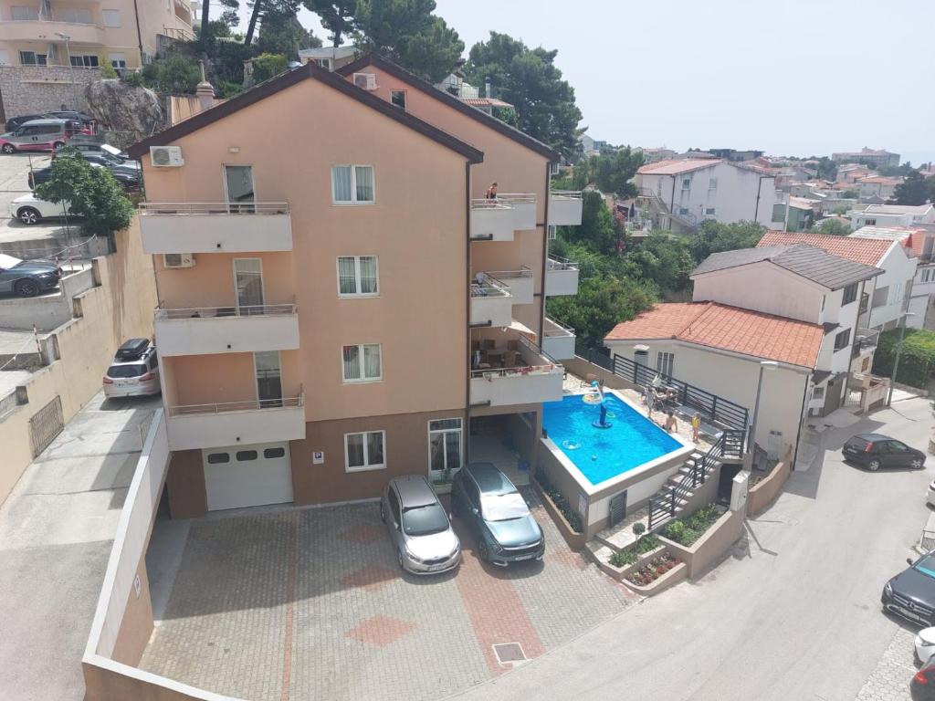 巴什卡沃达Apartments Vila Adrijana & Fitness Studio WOLF BV的享有带游泳池的建筑的空中景致