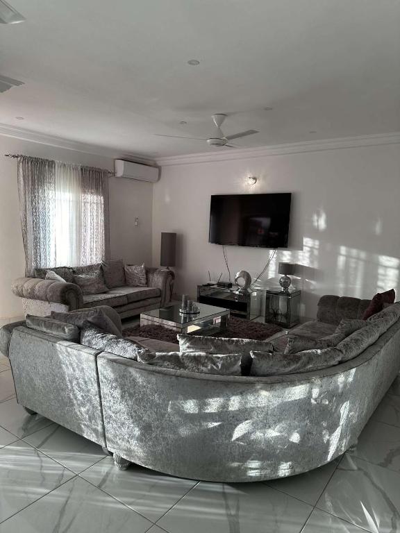 班珠尔Luxury 2 bedroom flat KerrSerign的中间设有带大沙发的客厅