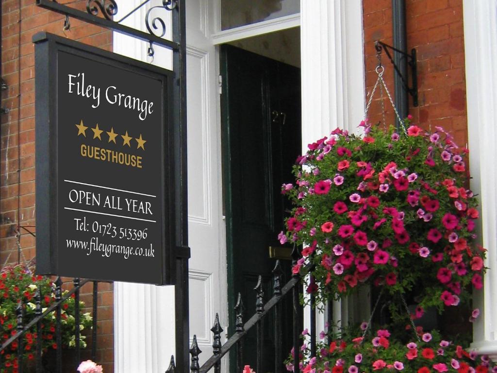 法利Filey Grange Guest House的花房边的标志