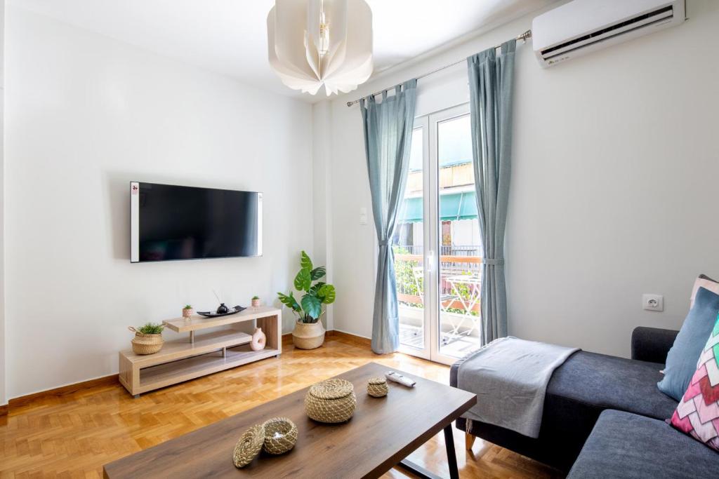 雅典Astrea 1- Bedroom Apartment in Athens的客厅配有沙发和桌子