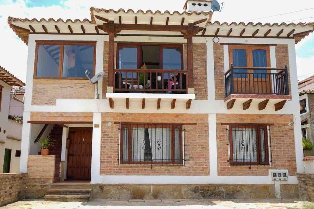 莱瓦镇VILLA CHARLOTTE 1 en colombia的砖屋,设有窗户和阳台