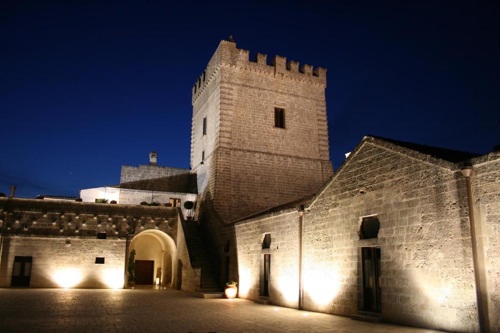 马泰拉西班牙塔农家乐的一座在夜间有塔楼的大型城堡