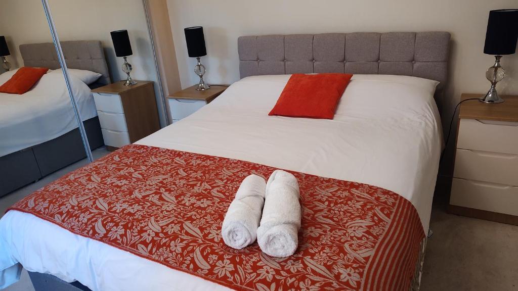 斯旺西Baystays Scenic View的一间卧室配有一张床,上面有两条毛巾