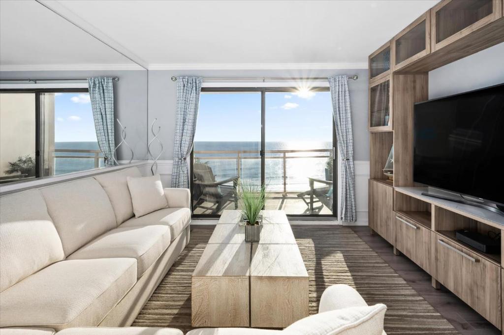 大洋城Oceanfront 2 Bedroom Modern Beach Condo w Pool的客厅配有大沙发和电视