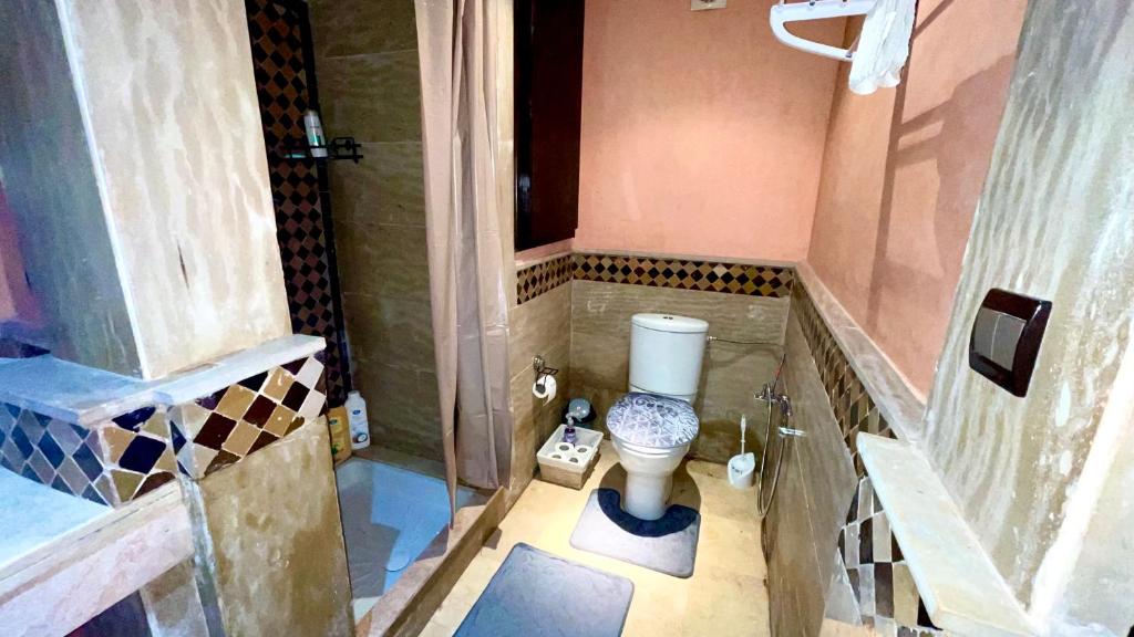 马拉喀什Perle en plein Gueliz的一间带卫生间和淋浴的小浴室