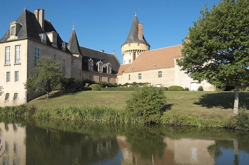 Saligny-sur-RoudonChambre chez Audrey的靠近水体的大建筑