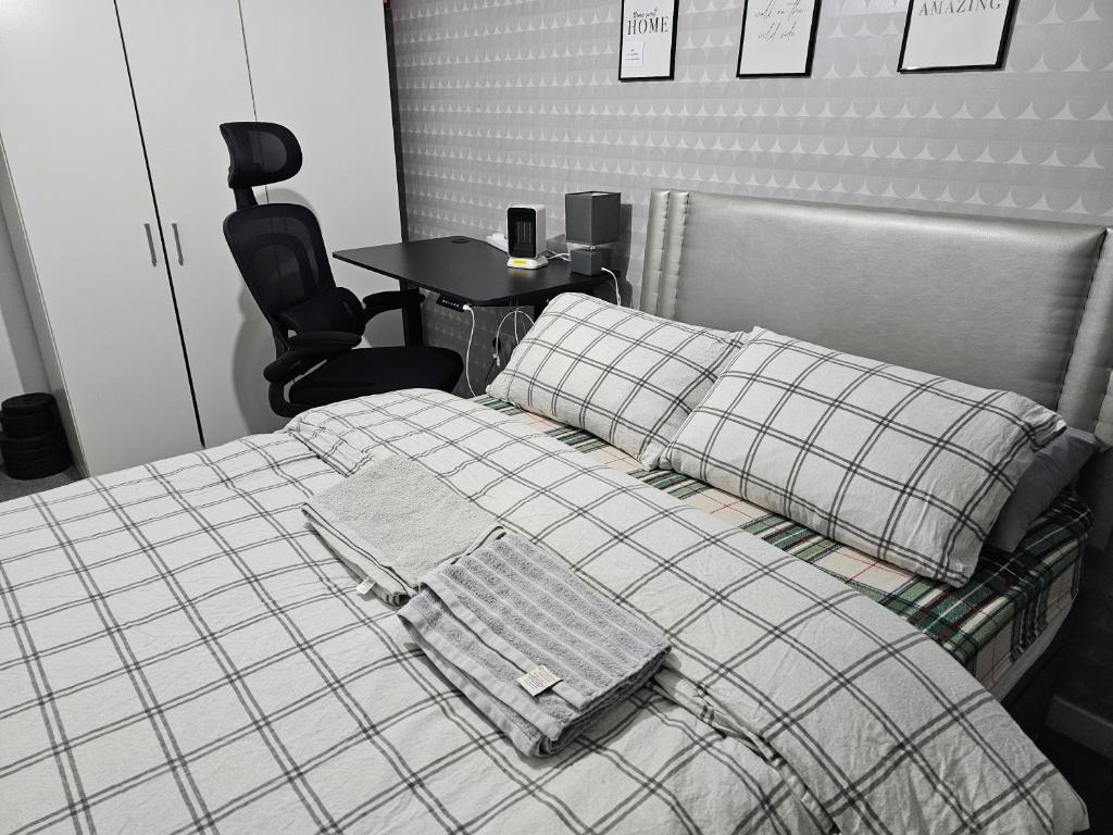 KentonBridgepay Double Room的一间卧室配有一张带桌子和椅子的床
