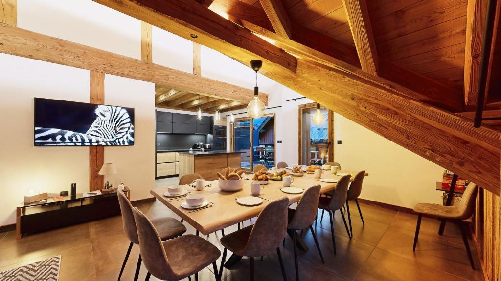 瓦卢瓦尔Chalet Sétaz的用餐室配有大型木桌和椅子