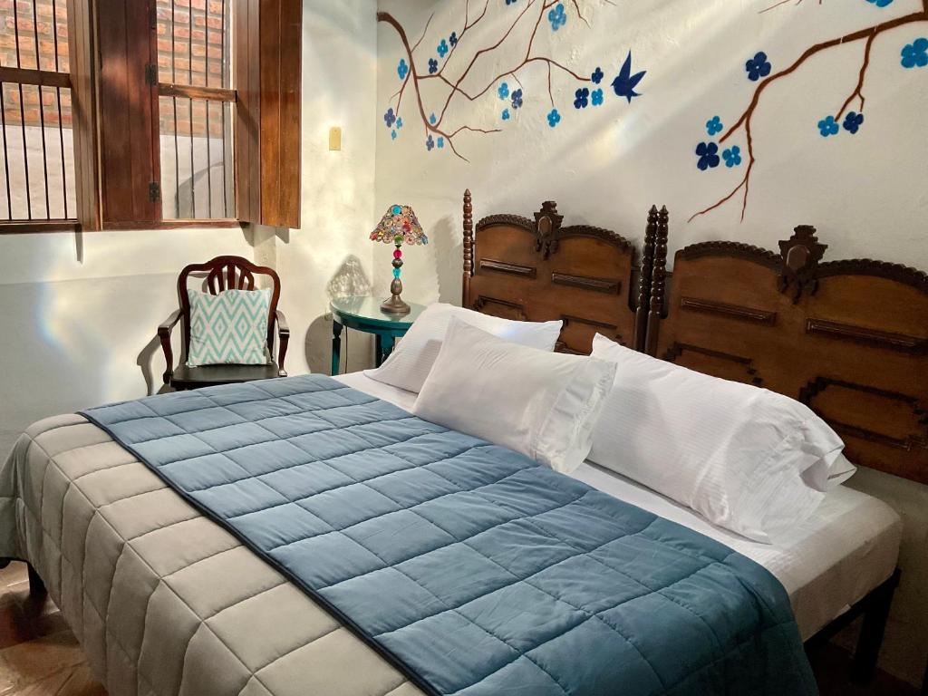 蒙波斯CASA SINNING-año1637的一间卧室配有一张带蓝色棉被的床