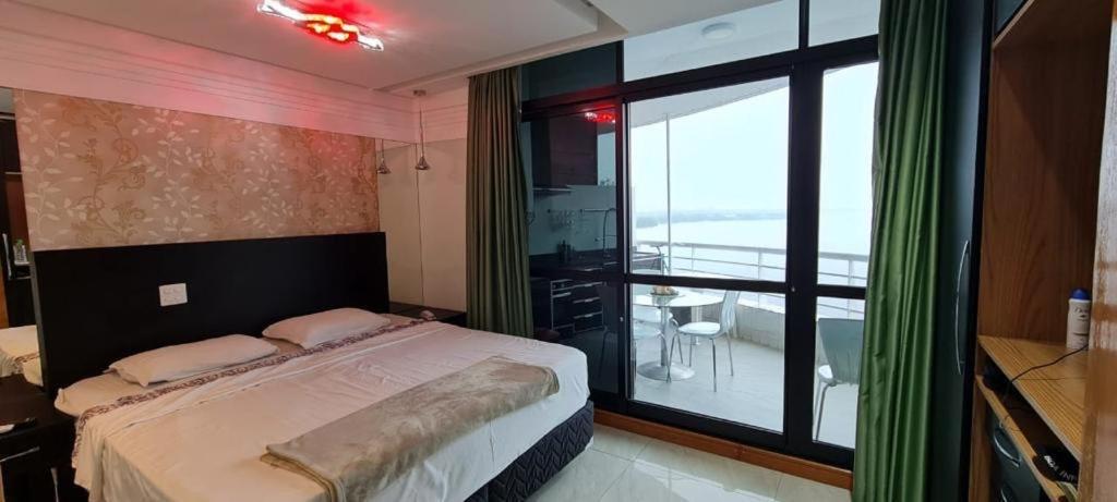 马瑙斯Tropical executive Ap 1411的一间卧室设有一张床和一个大窗户