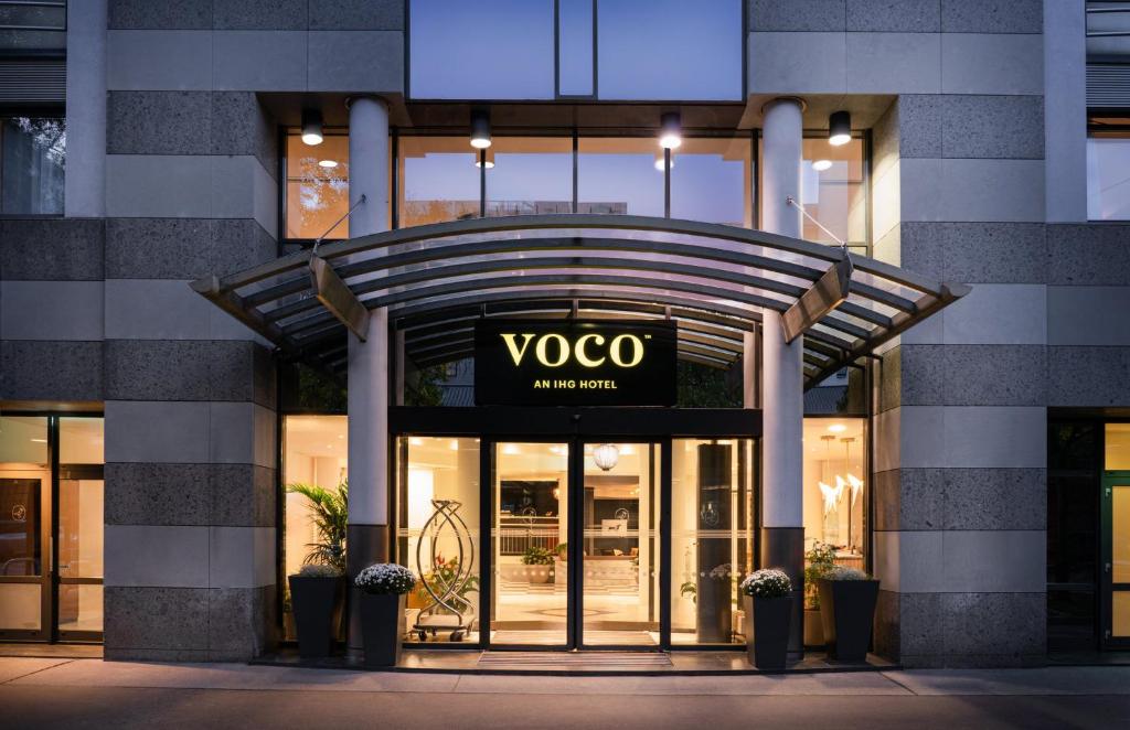 维也纳voco Vienna Prater, an IHG Hotel的前面有凹形标志的建筑