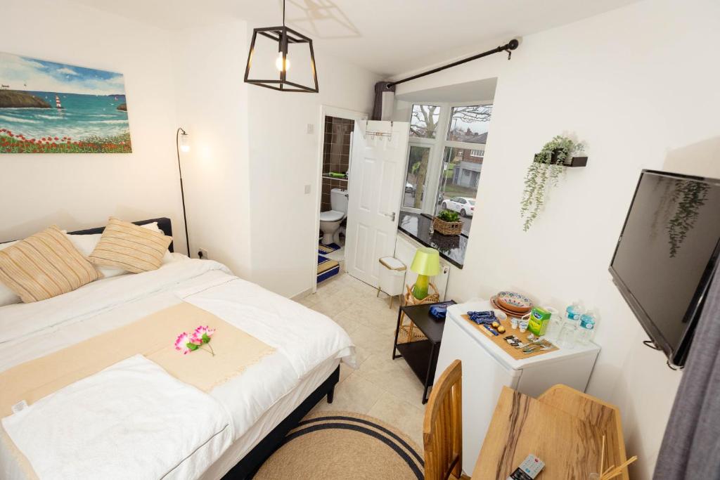 曼彻斯特Airstaybnb的一间卧室配有一张床和一台电视。