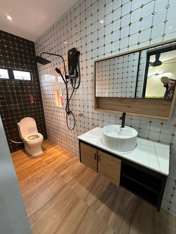 巴西古当Kak Ani Homestay的一间带水槽和卫生间的浴室