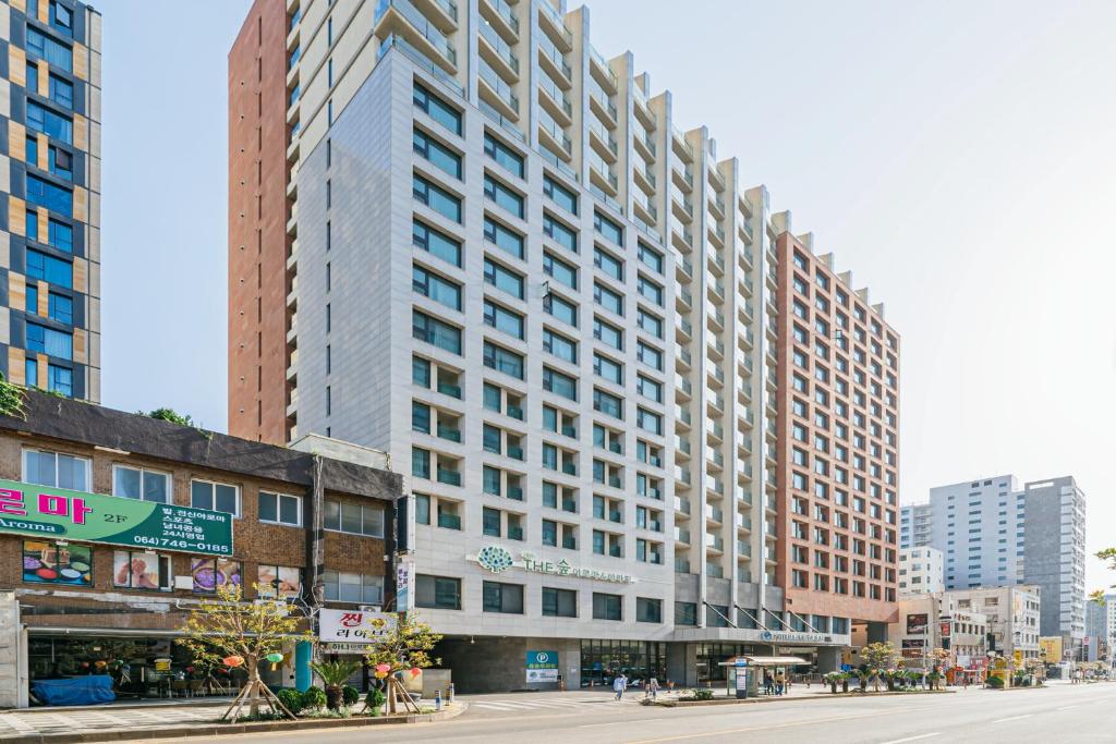 济州市Air City Hotel Corp的城市街道上一座高大的建筑,有建筑