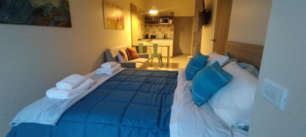 里瓦达维亚海军准将城Marejada的一间卧室配有蓝色的床和蓝色枕头