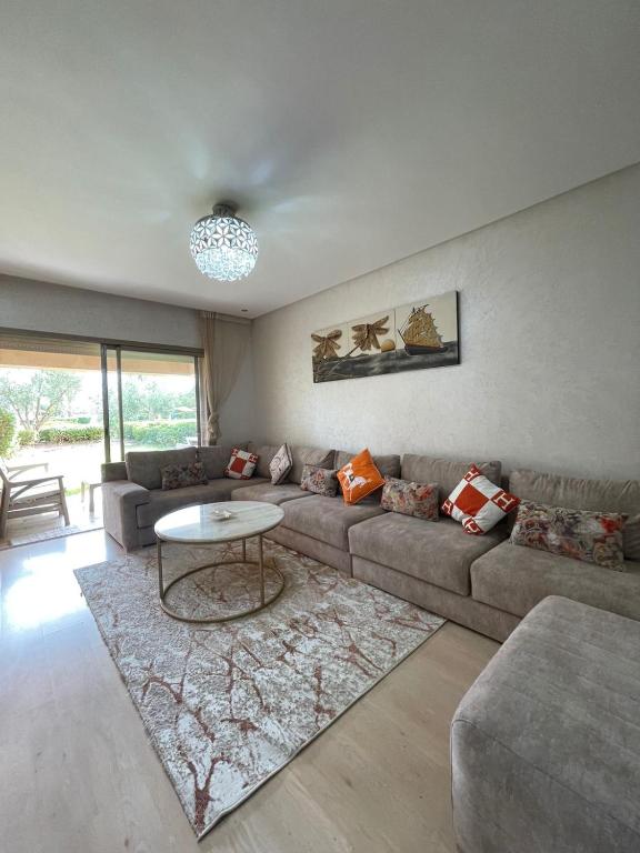 马拉喀什Prestigia Marrakech的客厅配有沙发和桌子