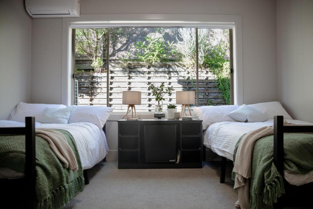 索伦托Sorrento Lodge的带窗户的客房内的两张床