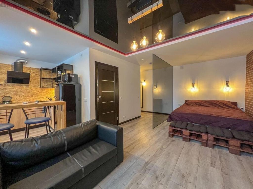 纳尔瓦Narva City的一间卧室配有一张床和一张沙发,还设有一间厨房