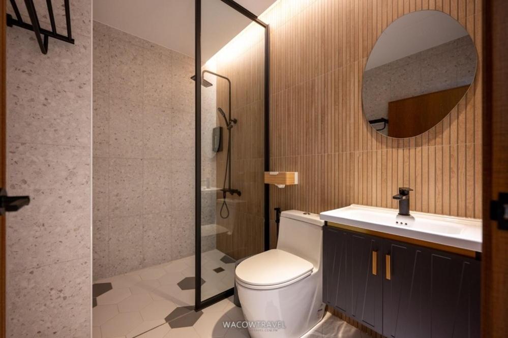 小琉球岛觅曙  的一间带卫生间、水槽和镜子的浴室