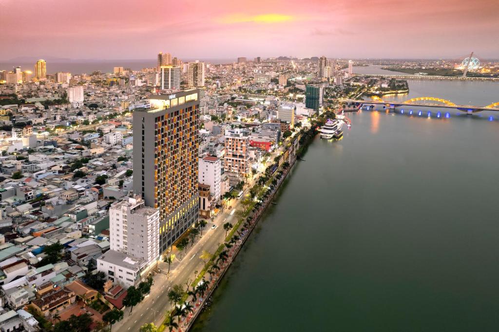 岘港Wink Hotel Danang Riverside - 24hrs Stay & Rooftop with Sunset View的城市和水景空中景观