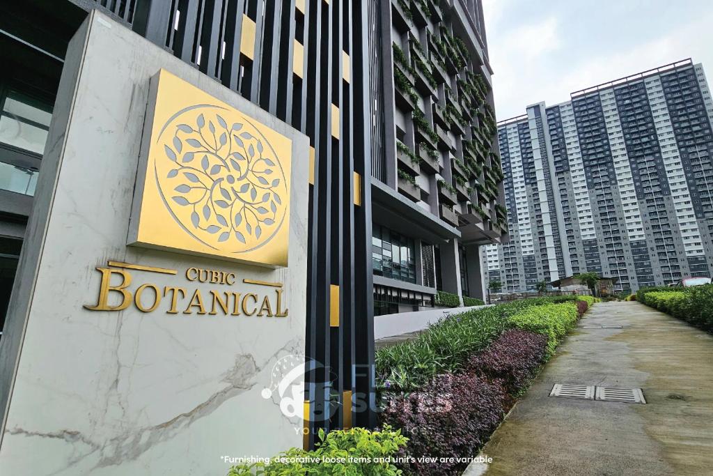吉隆坡Cubic Botanical Premium Suites @ Bangsar South的建筑物交易所公司总部标志