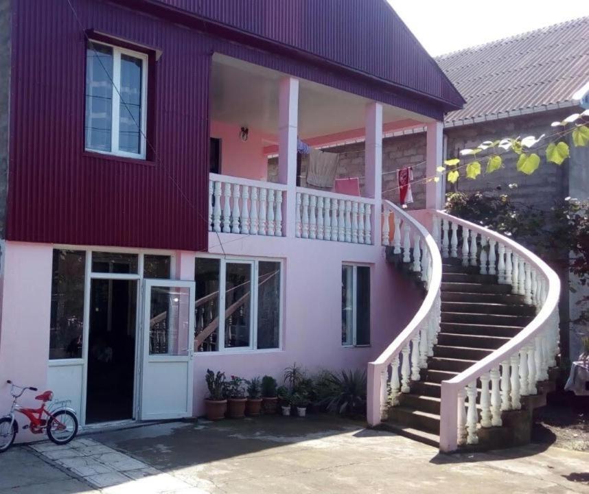 科布列季Gia Home的粉红色和白色的房子,设有楼梯