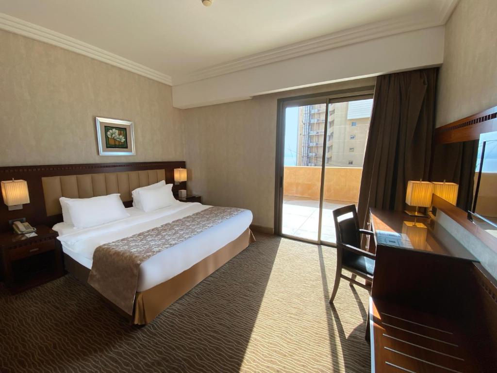 贝鲁特兰卡斯特劳切尔套房酒店的酒店客房设有一张床和一个大窗户