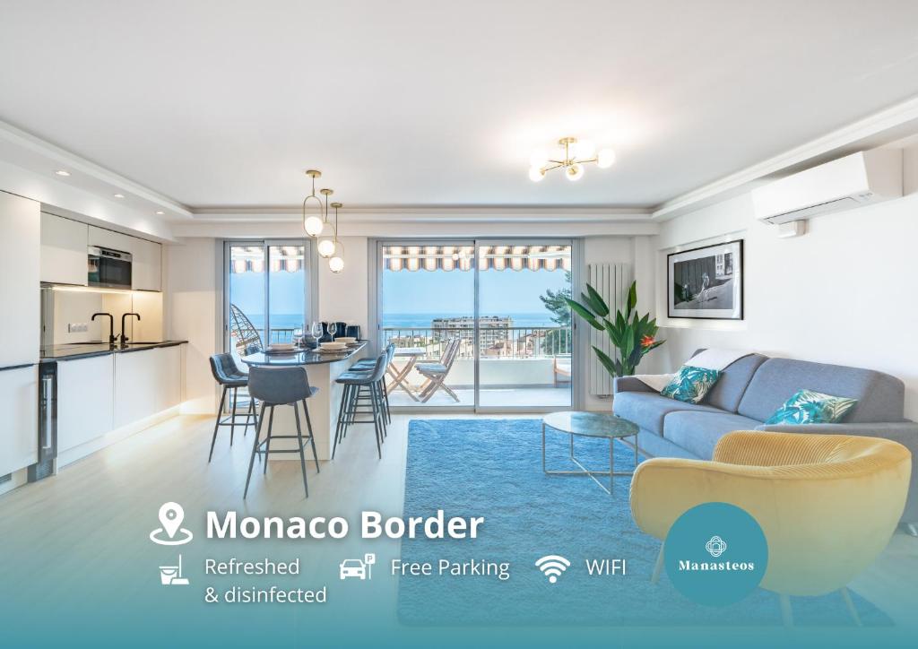 博索莱伊Baie de Monaco, Vue Mer, Terrasse, Parking Gratuit - AF的一间带蓝色沙发的客厅和一间厨房