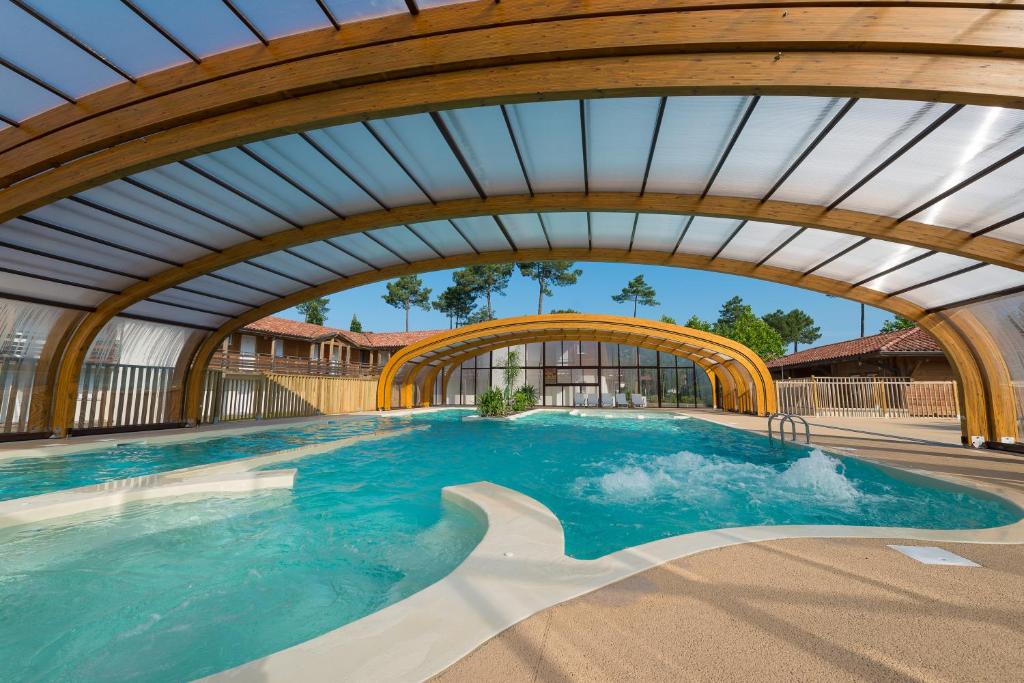 波讷地区帕朗提科塔奇杜拉克酒店的一座带拱形天花板的室内游泳池