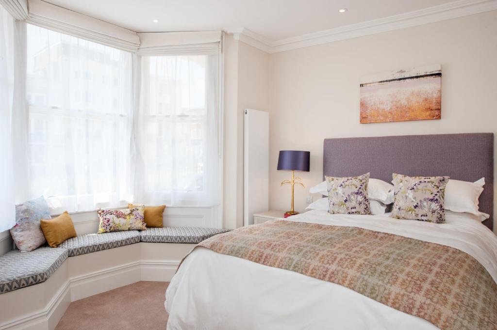 布莱顿霍夫The Charm Brighton Boutique Hotel & Spa的白色的卧室设有一张大床和一个窗户
