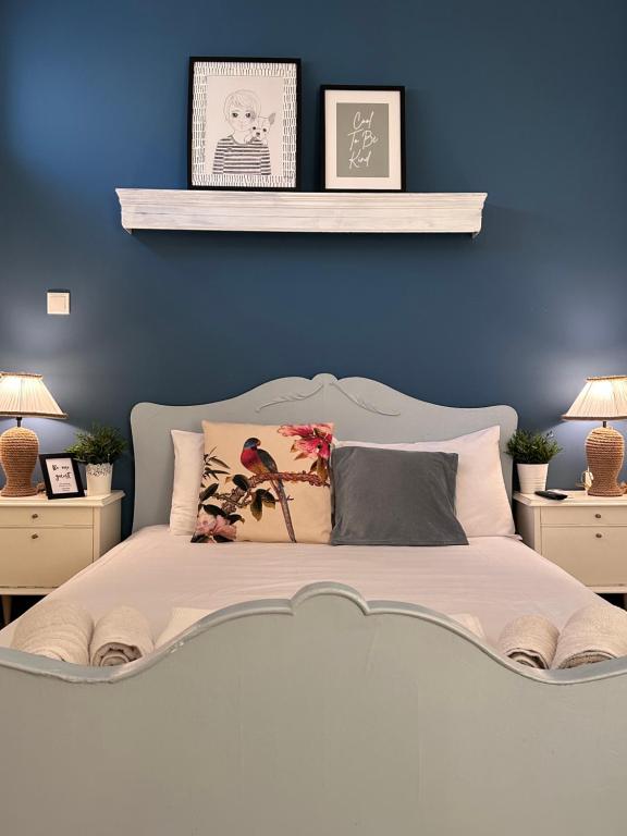 塞萨洛尼基7PocketHouse的一间卧室配有一张蓝色墙壁的床